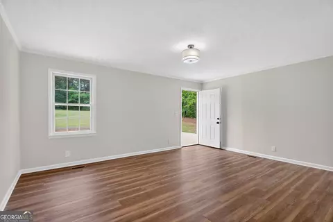 Living - 660 Bartley Rd, Lagrange, GA 30241 photo 3 of 5