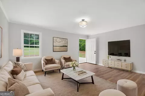 Living - 660 Bartley Rd, Lagrange, GA 30241 photo 4 of 5