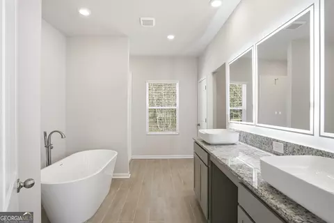 Bath - 136 Post Oak Dr, Jackson, GA 30233 photo 1 of 3