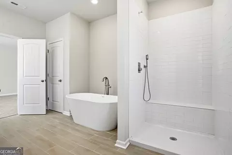 Bath - 136 Post Oak Dr, Jackson, GA 30233 photo 2 of 3