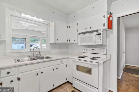 Kitchen - 124 Melrose Dr, Lagrange, GA 30241 photo 4 of 4