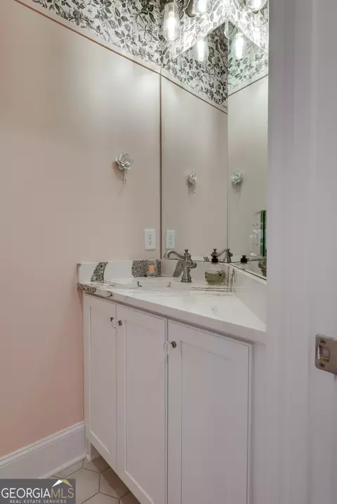 Bath - 1820 Clover Ln, Bishop, GA 30621 photo 6 of 10