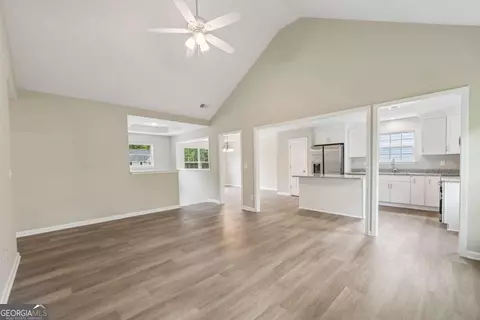 Living - 382 Arlington Ln, Commerce, GA 30529 photo 3 of 4
