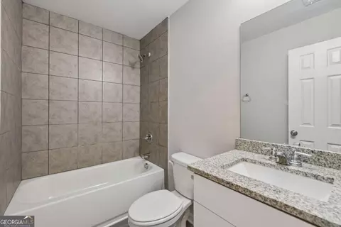 Bath - 382 Arlington Ln, Commerce, GA 30529 photo 3 of 4