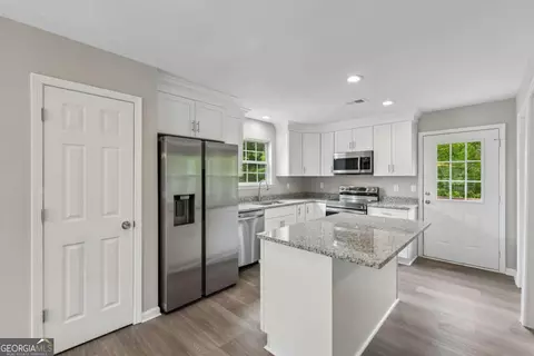 Kitchen - 382 Arlington Ln, Commerce, GA 30529 photo 2 of 3
