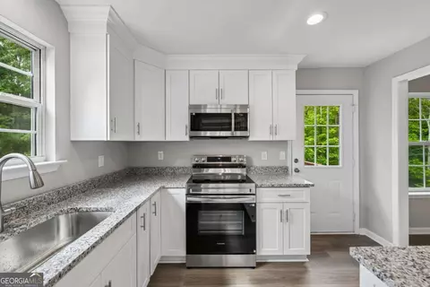 Kitchen - 382 Arlington Ln, Commerce, GA 30529 photo 3 of 3