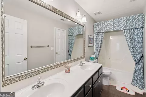 Bath - 3899 Lake Ruby Ln, Suwanee, GA 30024 photo 4 of 5