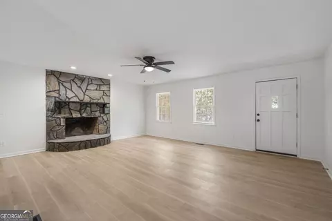 Living - 134 N Lake Dr, Lagrange, GA 30240 photo 2 of 7