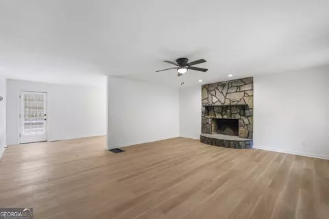 Living - 134 N Lake Dr, Lagrange, GA 30240 photo 4 of 7