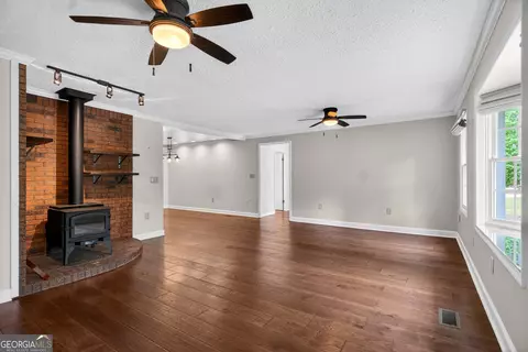 Living - 608 Waterview Dr, Lagrange, GA 30240 photo 2 of 4