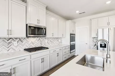 Kitchen - 1290 Whitman Cir, Monroe, GA 30656 photo 4 of 5