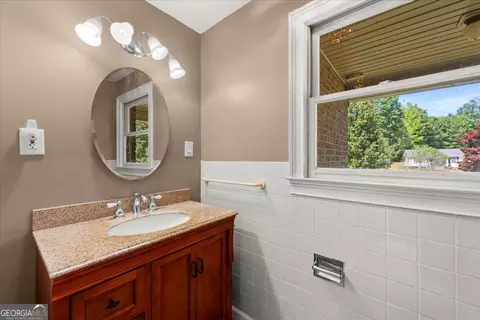 Bath - 110 Riverside Dr, Washington, GA 30673 photo 2 of 5