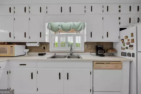 Kitchen - 1018 Hardman Morris Rd, Colbert, GA 30628 photo 8 of 8