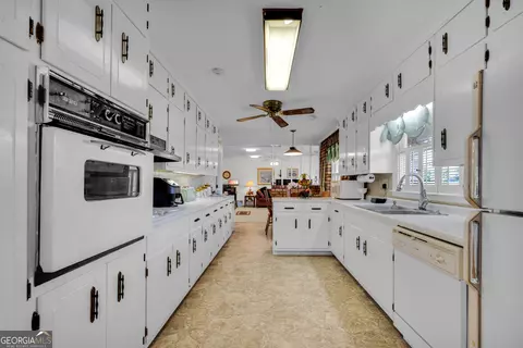 Kitchen - 1018 Hardman Morris Rd, Colbert, GA 30628 photo 6 of 8