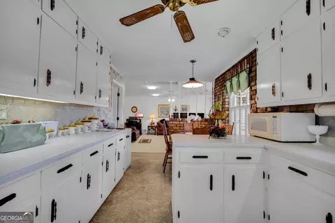 Kitchen - 1018 Hardman Morris Rd, Colbert, GA 30628 photo 3 of 8