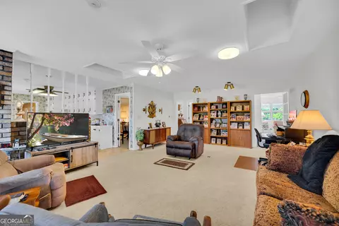 Living - 1018 Hardman Morris Rd, Colbert, GA 30628 photo 4 of 5