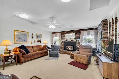 Living - 1018 Hardman Morris Rd, Colbert, GA 30628 photo 3 of 5
