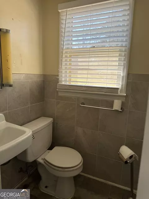 Bath - 112 Molette St, Carrollton, GA 30117 photo 1 of 2