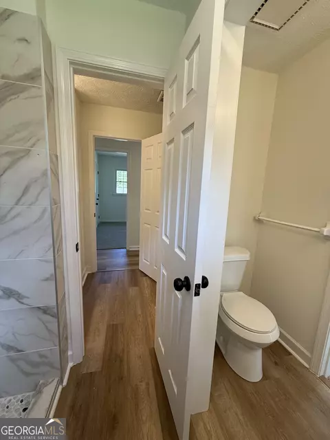 Bath - 105 Sir Lancelot Ave, Lagrange, GA 30241 photo 3 of 6