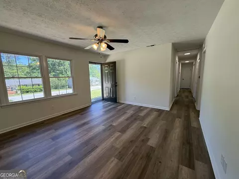 Living - 105 Sir Lancelot Ave, Lagrange, GA 30241 photo 2 of 5