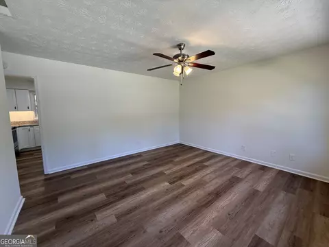 Living - 105 Sir Lancelot Ave, Lagrange, GA 30241 photo 4 of 5