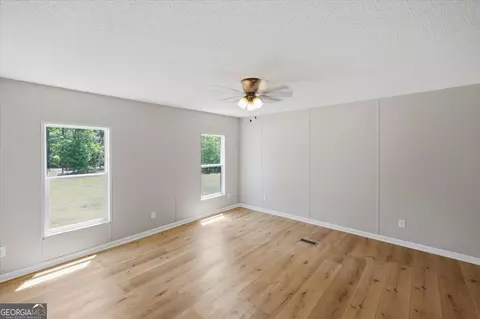 Living - 261 Blount Chapel Rd, Haddock, GA 31033 photo 4 of 6
