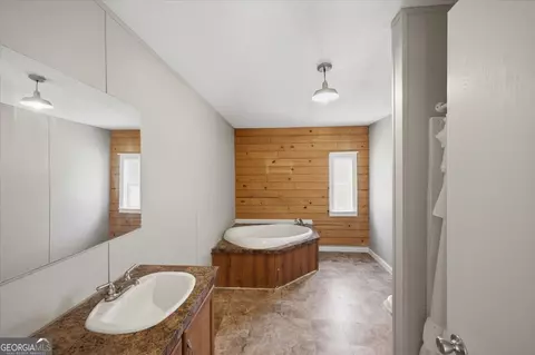 Bath - 261 Blount Chapel Rd, Haddock, GA 31033 photo 1 of 3