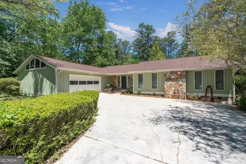 110 Lake Terrace Ct, Carrollton, GA 30117
