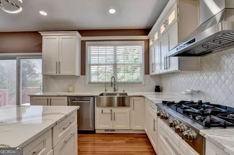 Kitchen - 770 Pimlicon Pl, Suwanee, GA 30024 photo 6 of 8