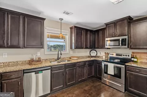 Kitchen - 109 Hawks Ridge Trce, Byron, GA 31008 photo 2 of 2