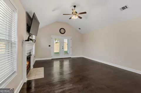 Living - 109 Hawks Ridge Trce, Byron, GA 31008 photo 2 of 4