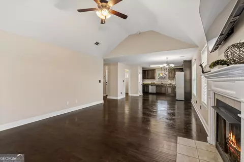Living - 109 Hawks Ridge Trce, Byron, GA 31008 photo 4 of 4