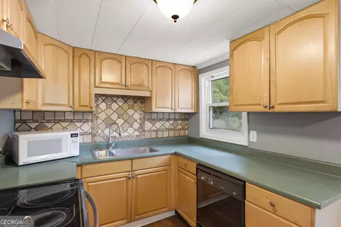 Kitchen - 515 E 4th St, Rincon, GA 31326 photo 4 of 4