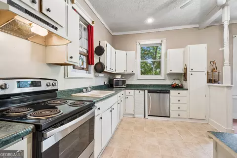 Kitchen - 329 Gilbert Rd, Jefferson, GA 30549 photo 2 of 5