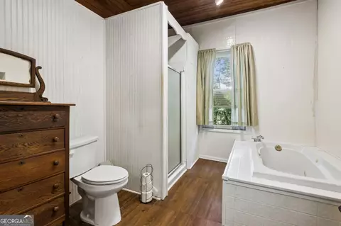 Bath - 329 Gilbert Rd, Jefferson, GA 30549 photo 2 of 3