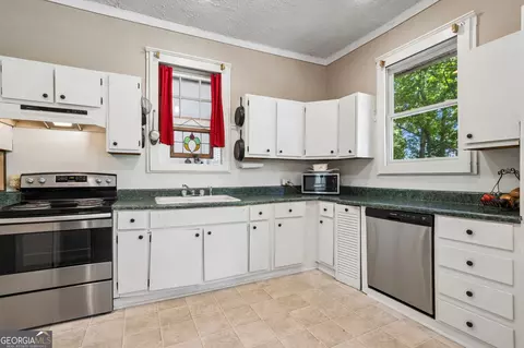 Kitchen - 329 Gilbert Rd, Jefferson, GA 30549 photo 4 of 5