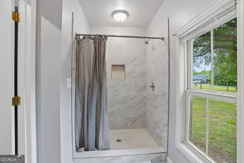 Bath - 75 NE Bert Rd, Rome, GA 30161 photo 2 of 3