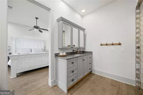 Bath - 445 E Valley Rd NE, Rydal, GA 30171 photo 3 of 10