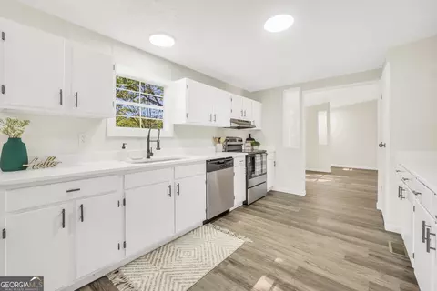 Kitchen - 2441 Highway 36 E, Jackson, GA 30233 photo 2 of 2