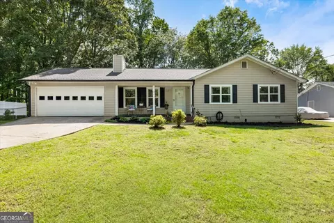 5627 Pinewood Dr, Flowery Branch, GA 30542