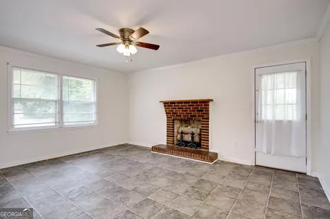 Living - 310 Black St, Thomson, GA 30824 photo 3 of 6