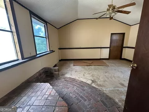 Living - 308 Three Rivers Ln, Uvalda, GA 30473 photo 4 of 5