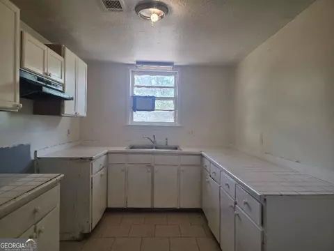 Kitchen - 3127 Hendrix Cir SW, Covington, GA 30014 photo 2 of 4