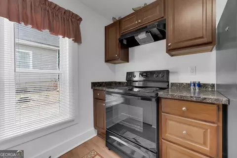 Kitchen - 337 State St, Commerce, GA 30529 photo 3 of 4