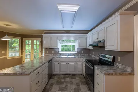 Kitchen - 124 David Dr, Thomaston, GA 30286 photo 2 of 2