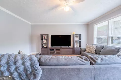 Living - 84 Lovell Cir, Toccoa, GA 30577 photo 2 of 3