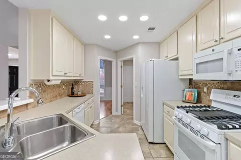 Kitchen - 105 Grayview Ct, Grayson, GA 30017 photo 2 of 2