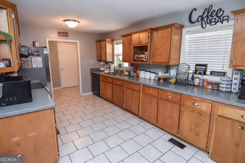 Kitchen - 1579 Van Buren Rd, Barnesville, GA 30204 photo 3 of 7