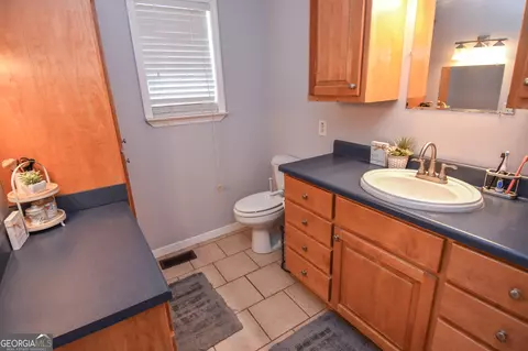 Bath - 1579 Van Buren Rd, Barnesville, GA 30204 photo 3 of 13