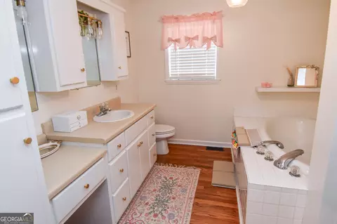 Bath - 1579 Van Buren Rd, Barnesville, GA 30204 photo 7 of 13